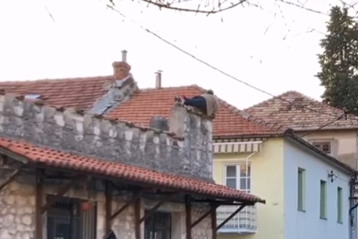 Pao s krova dok je radio sklekove (UZNEMIRUJUĆI VIDEO)