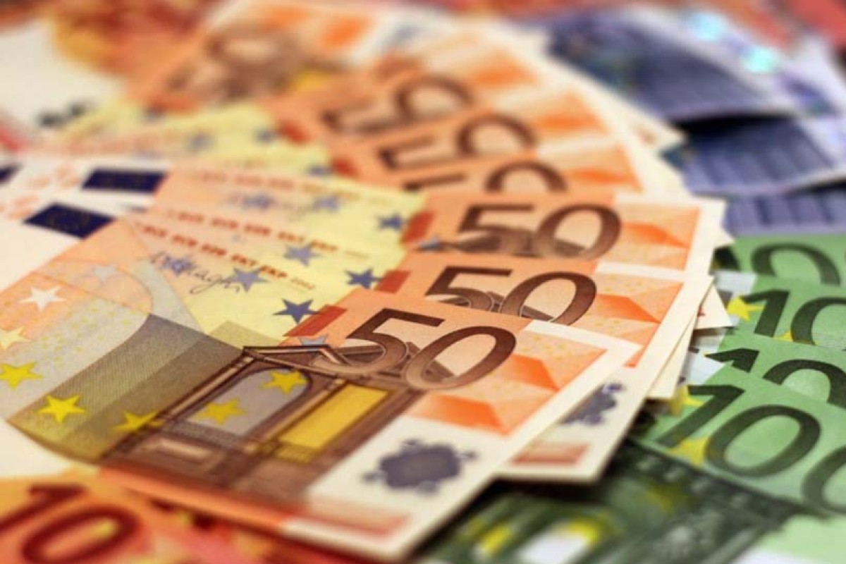 Evro u usponu, dolar i švajcarski franak oslabili
