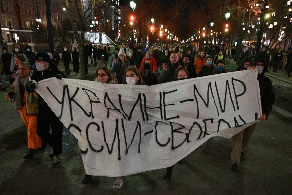OVD-Info: Protesti protiv rata u Rusiji, 705 uhapšenih