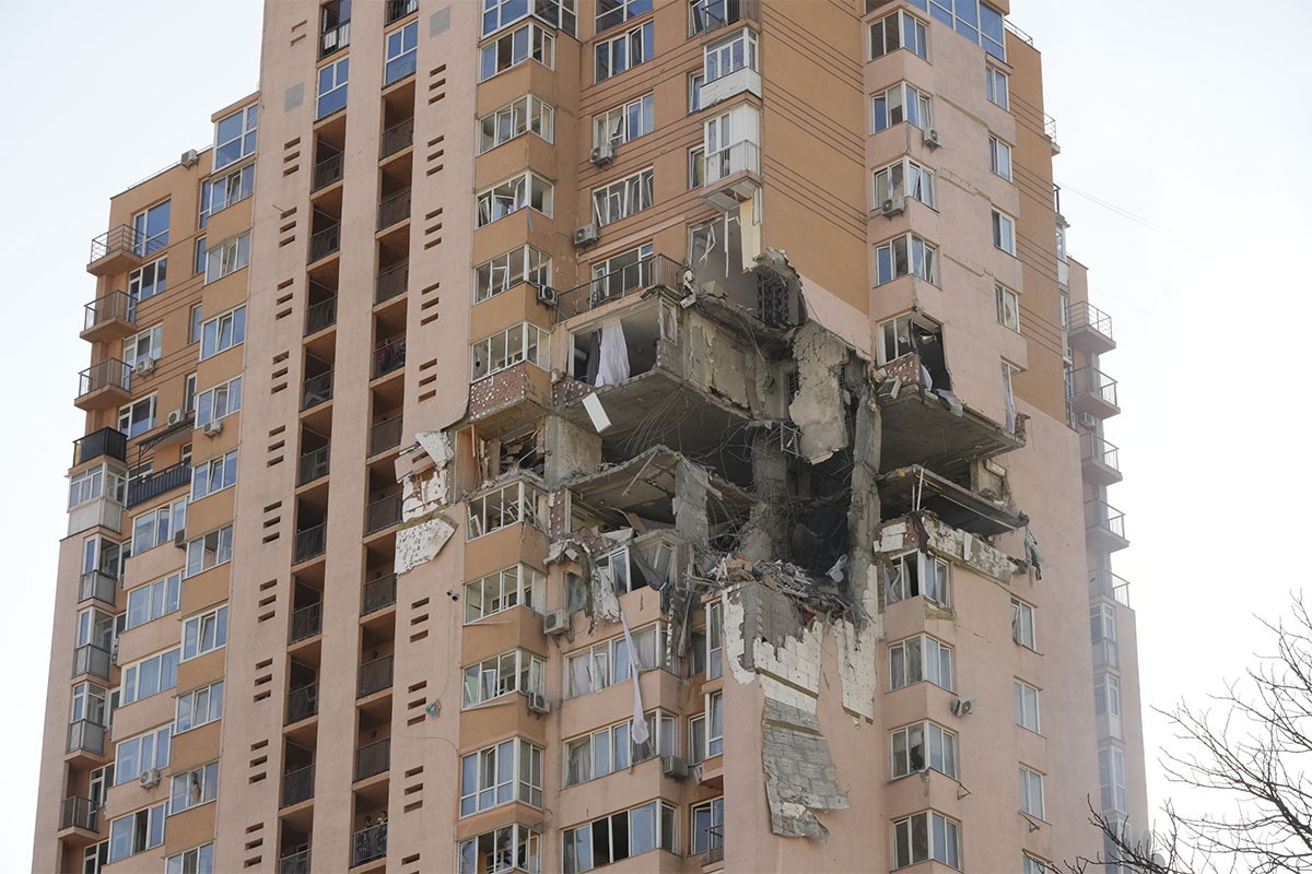 Objavljeni uznemirujući snimci: Stambena zgrada u Kijevu pogođena projektilom