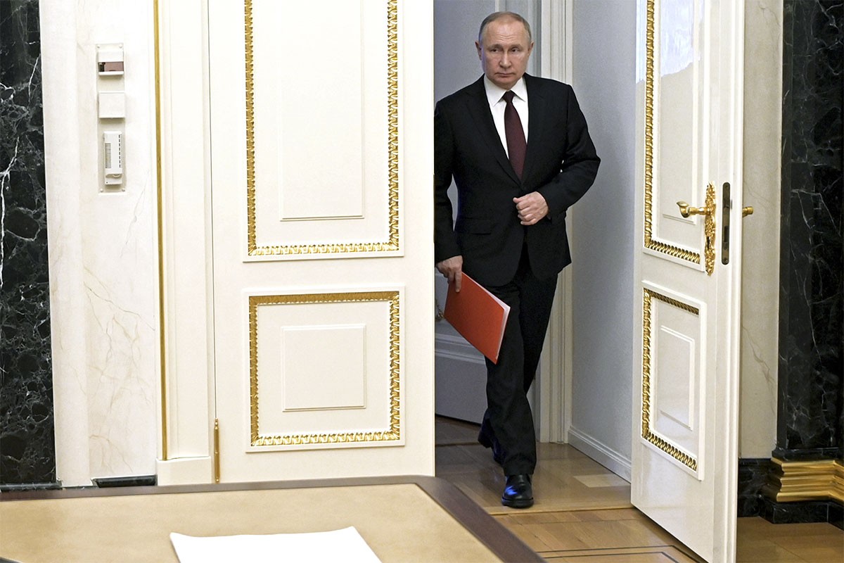 Oglasili se iz Kremlja: Putin naredio obustavu operacije u Ukrajini, pa povukao odluku