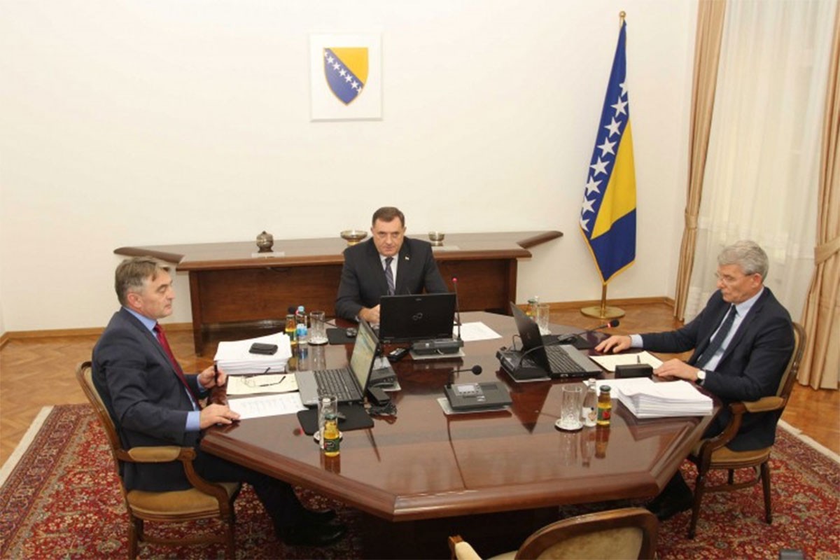 Dodik zbog Ukrajine napustio sjednicu Predsjedništva