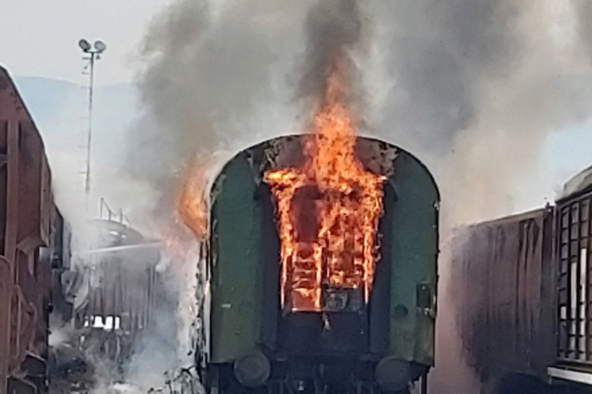 Izgorio stari vagon u Banjaluci, sumnja se da su migranti spremali hranu