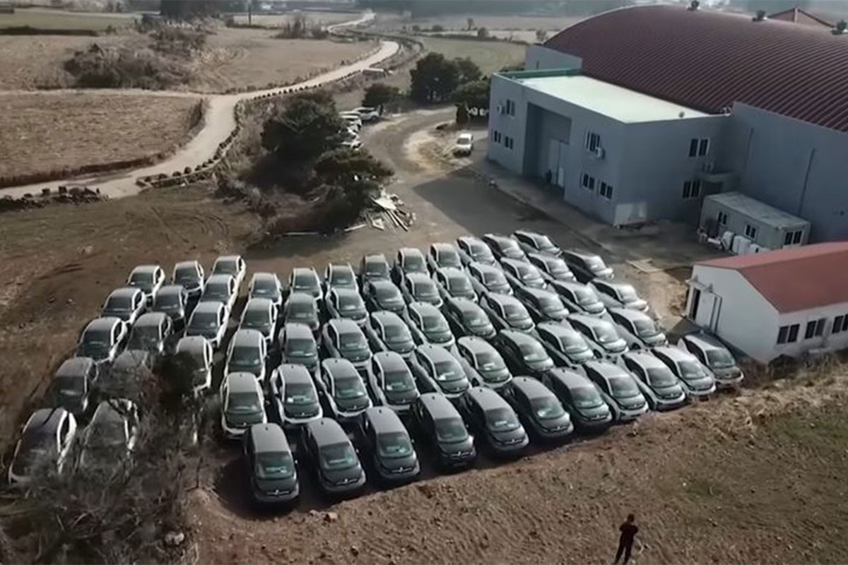 Desetine električnih BMW-a napušteno na livadi