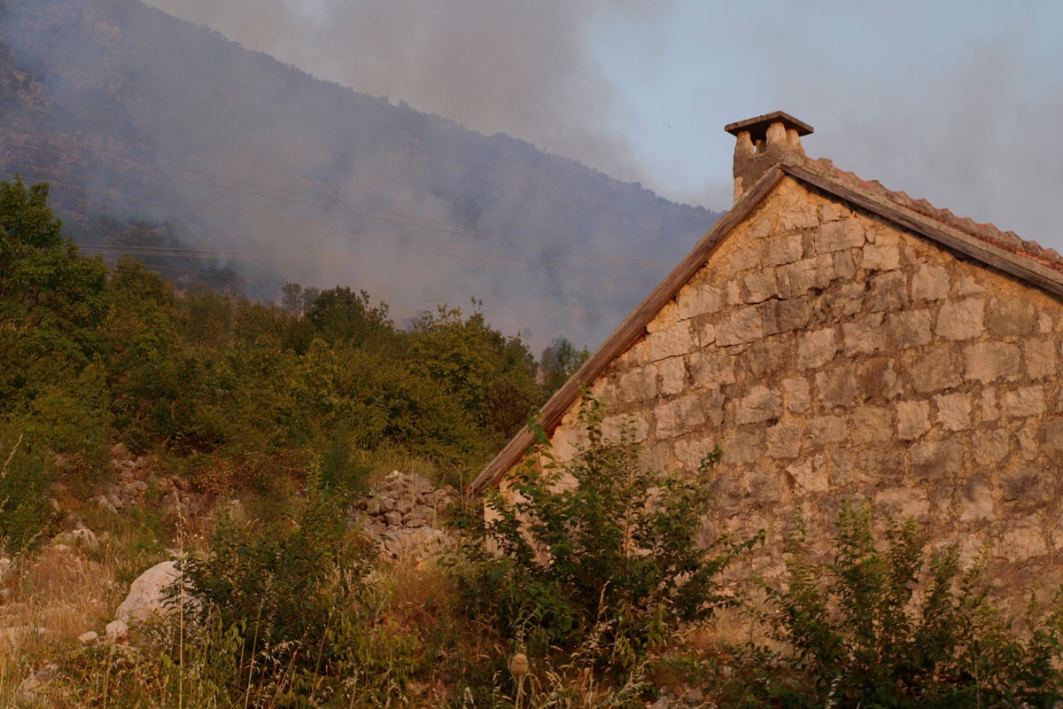 Bukte požari na području Trebinja, vatrogasci brane kuće