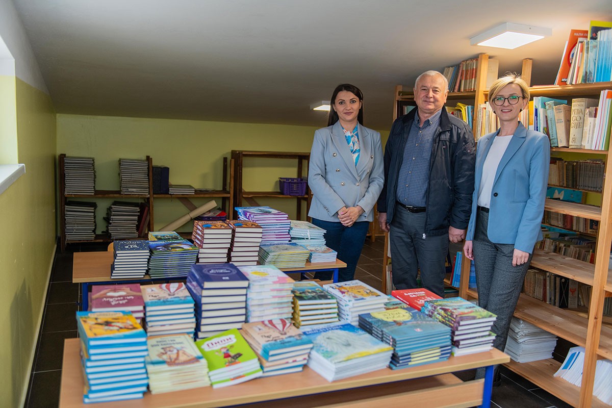 Knjige su blago - osnovcima iz Doboja stigla vrijedna donacija