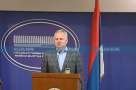 Miladin Stanić udaljen sa sjednice jer je vrijeđao Zoru Vidović
