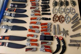 Policija iz trgovina oduzela noževe, boksere i palice
