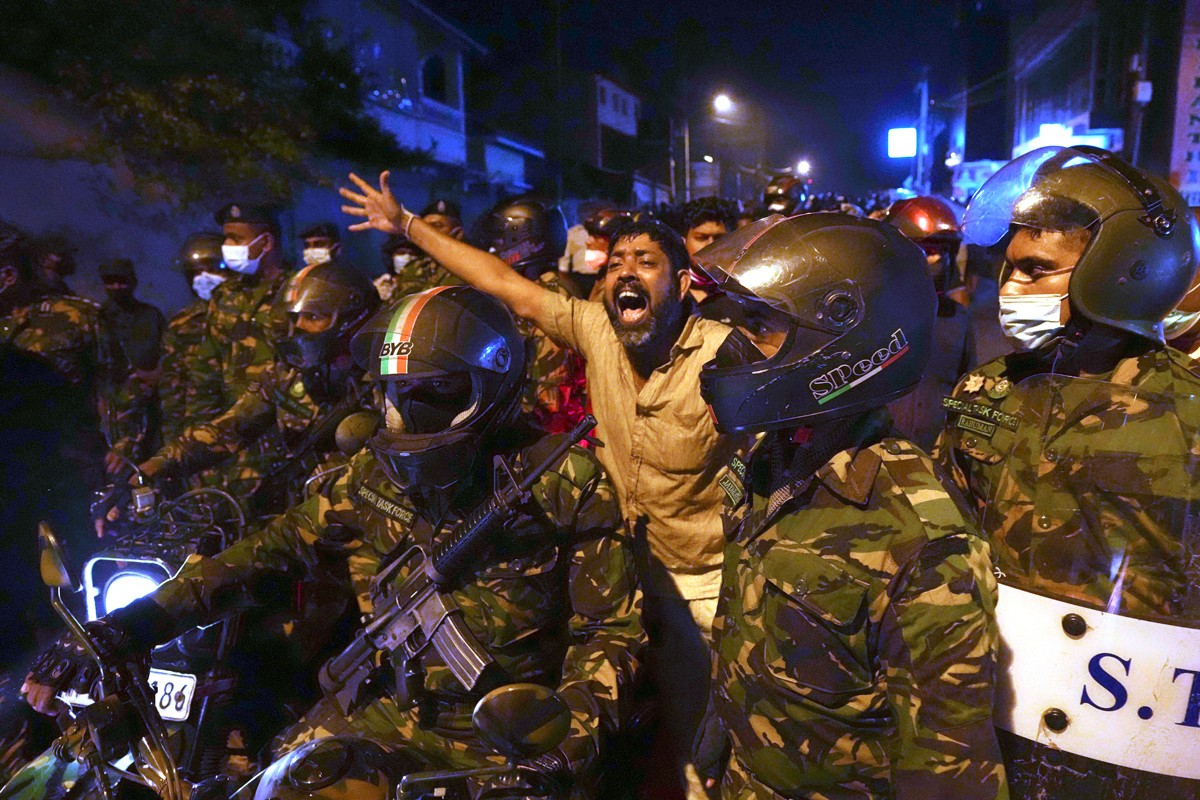 Šri Lanka u haosu - vanredno stanje, policija na benzinskim pumpama: "Zaglavili smo"