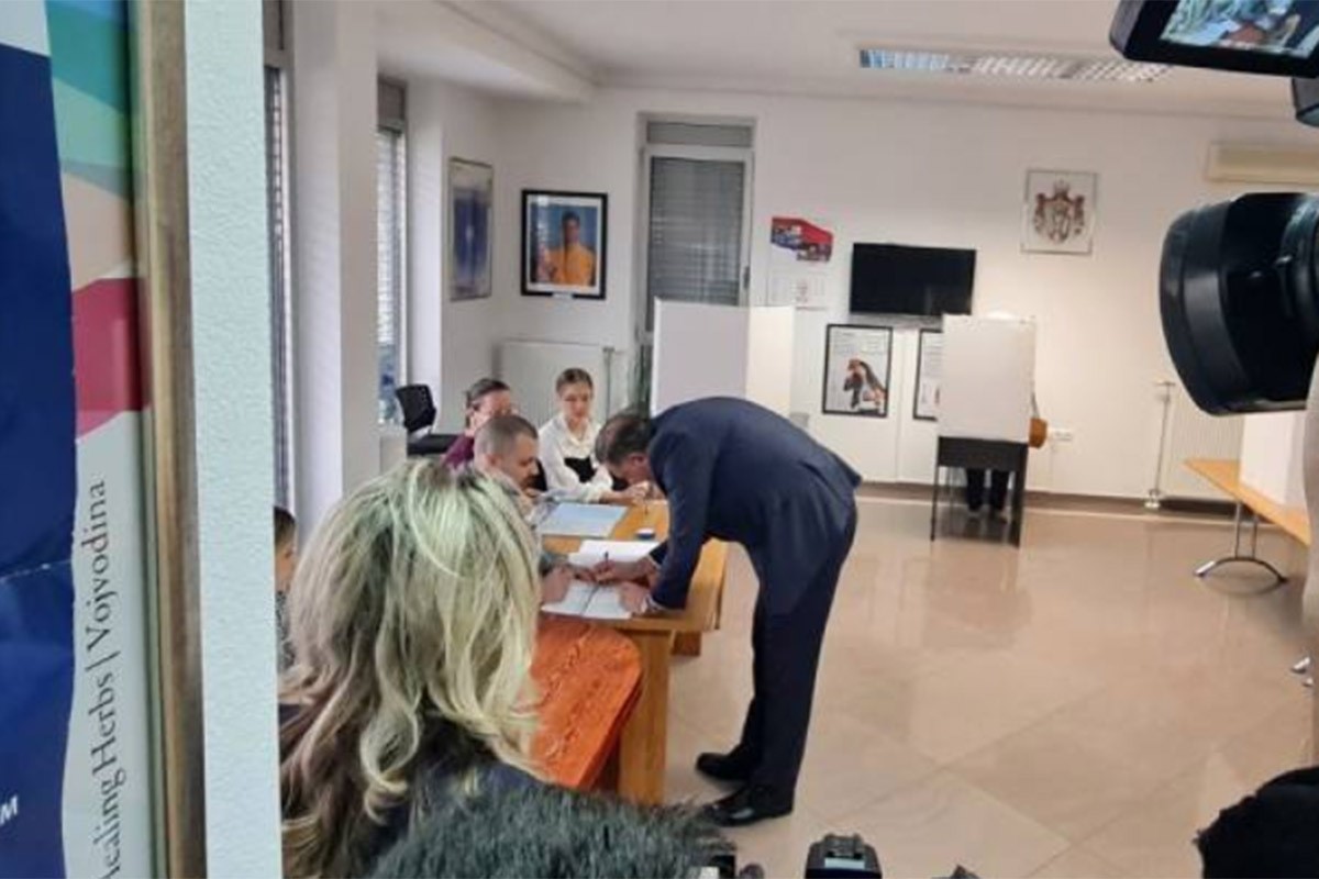Dodik glasao u Generalnom konzulatu u Banjaluci