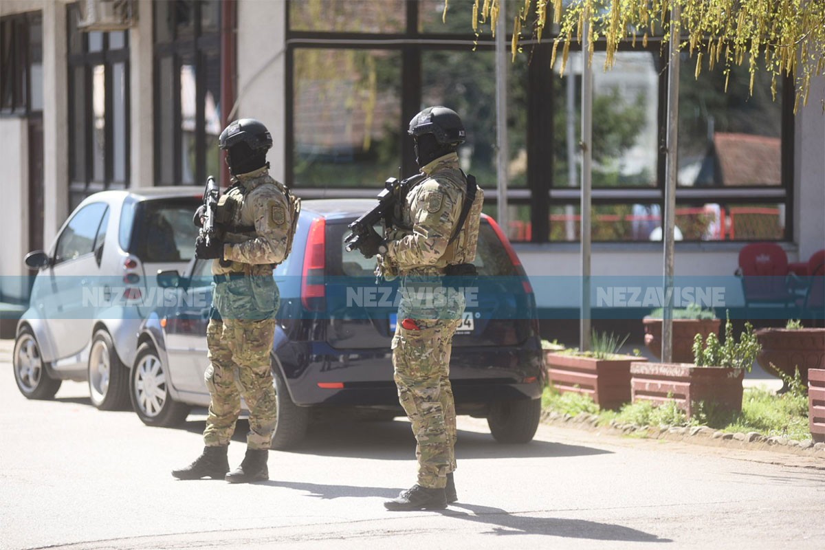 Policija naoružana dugim cijevima u banjalučkom naselju Obilićevo