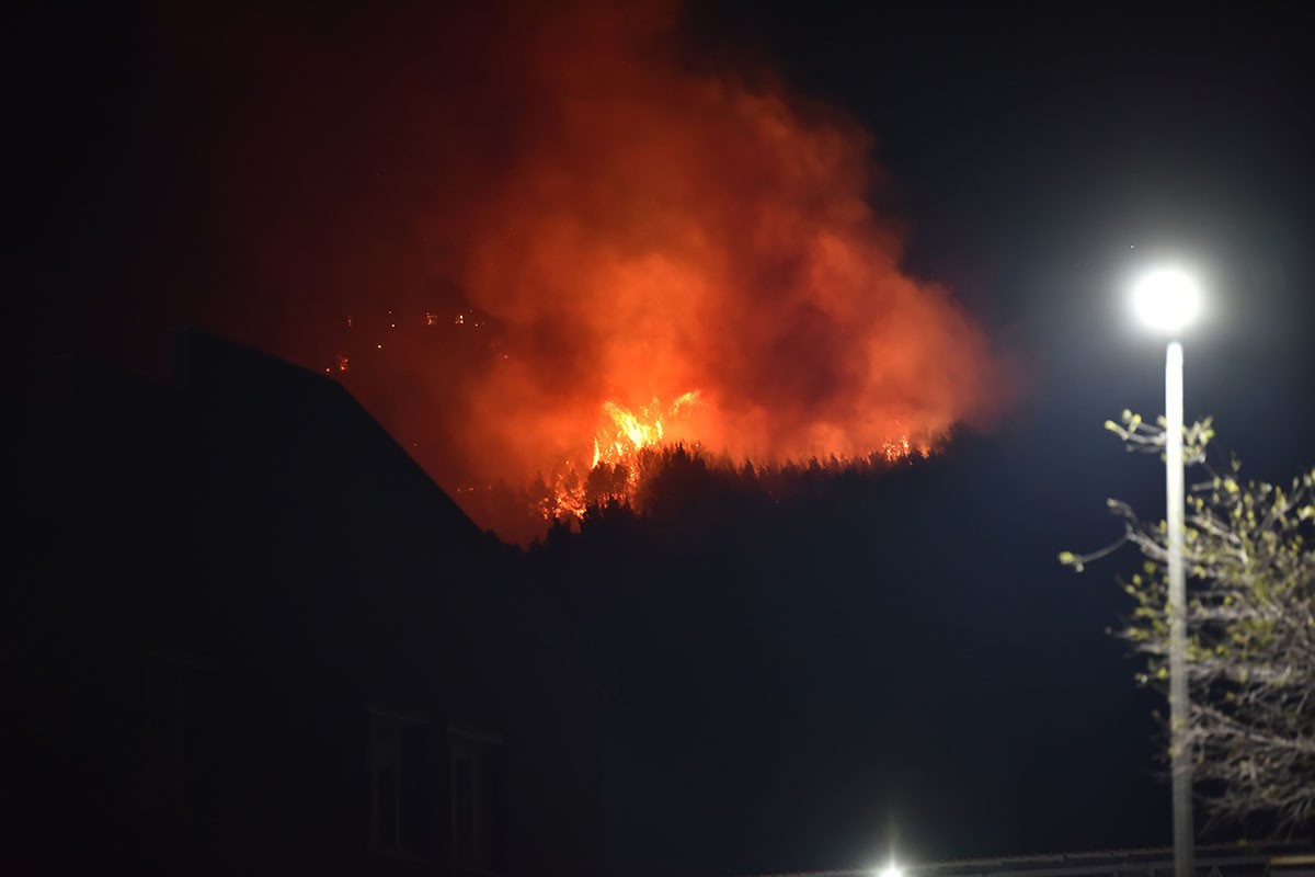 Bukti požar u Makarskoj