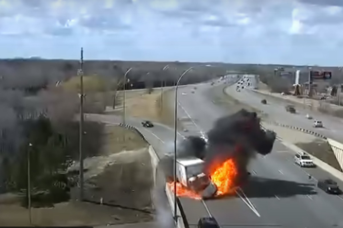 Pogledajte kako se kamion pretvorio u plamen, vozač pobjegao