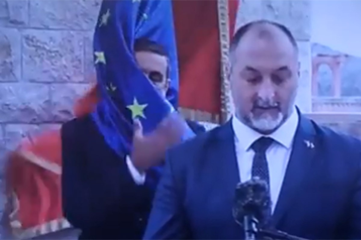 Crnogorskog zvaničnika "napala" EU zastava