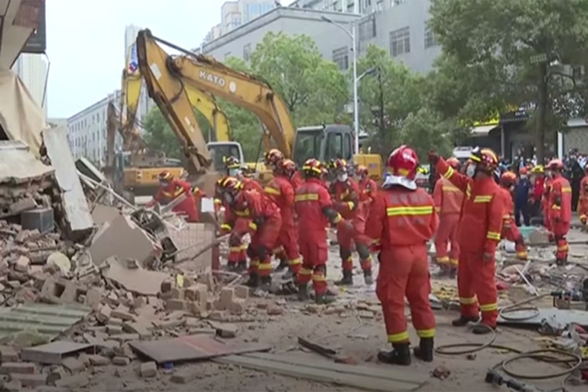 Srušila se zgrada u Kini, veći broj ljudi zarobljen pod ruševinama