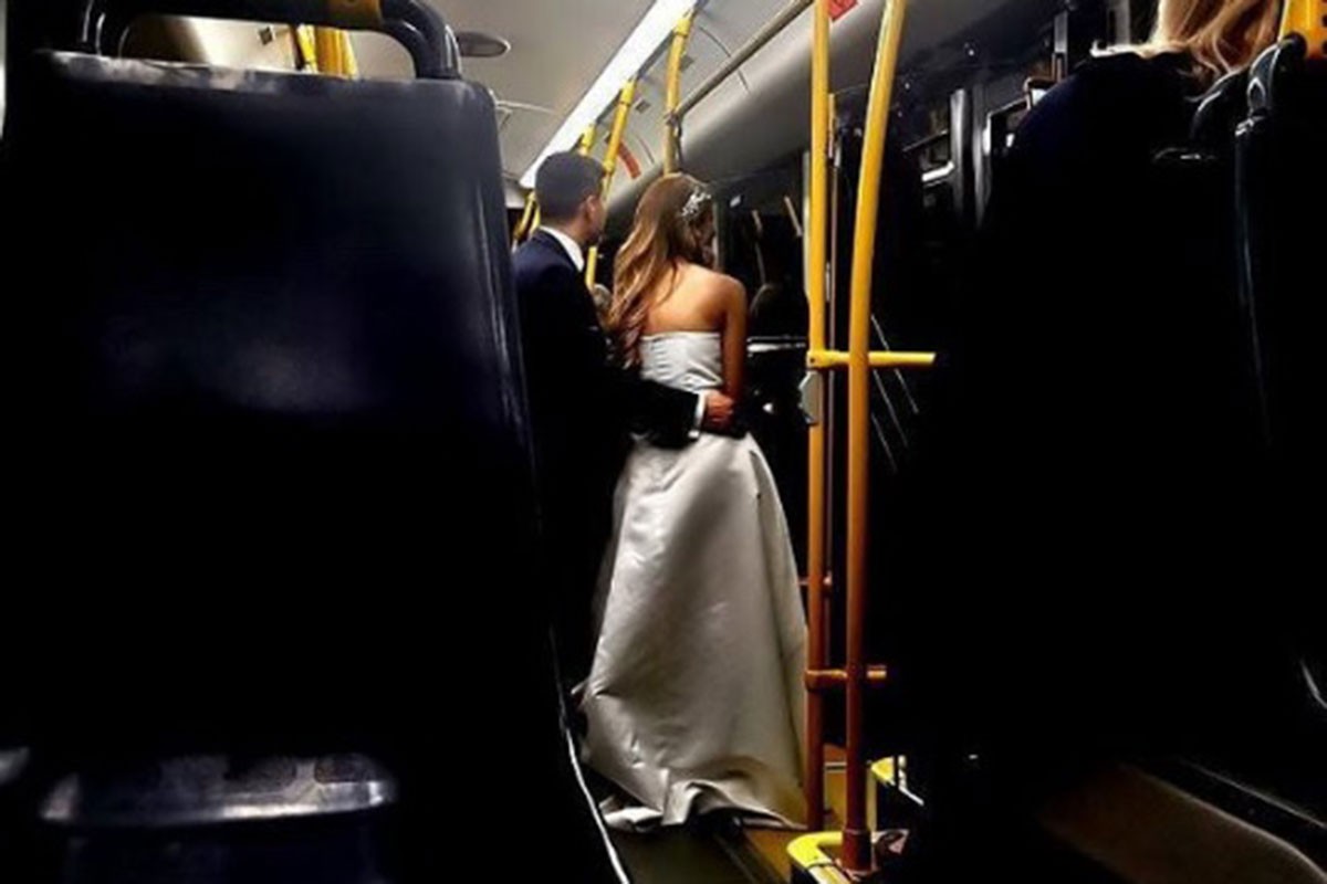 Provozali se beogradskim autobusom u vjenčanici i odijelu