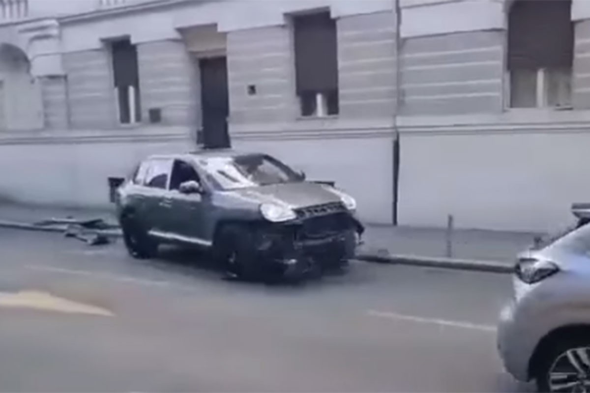 Pokušao da parkira Porsche na trotoar pa izlomio auto