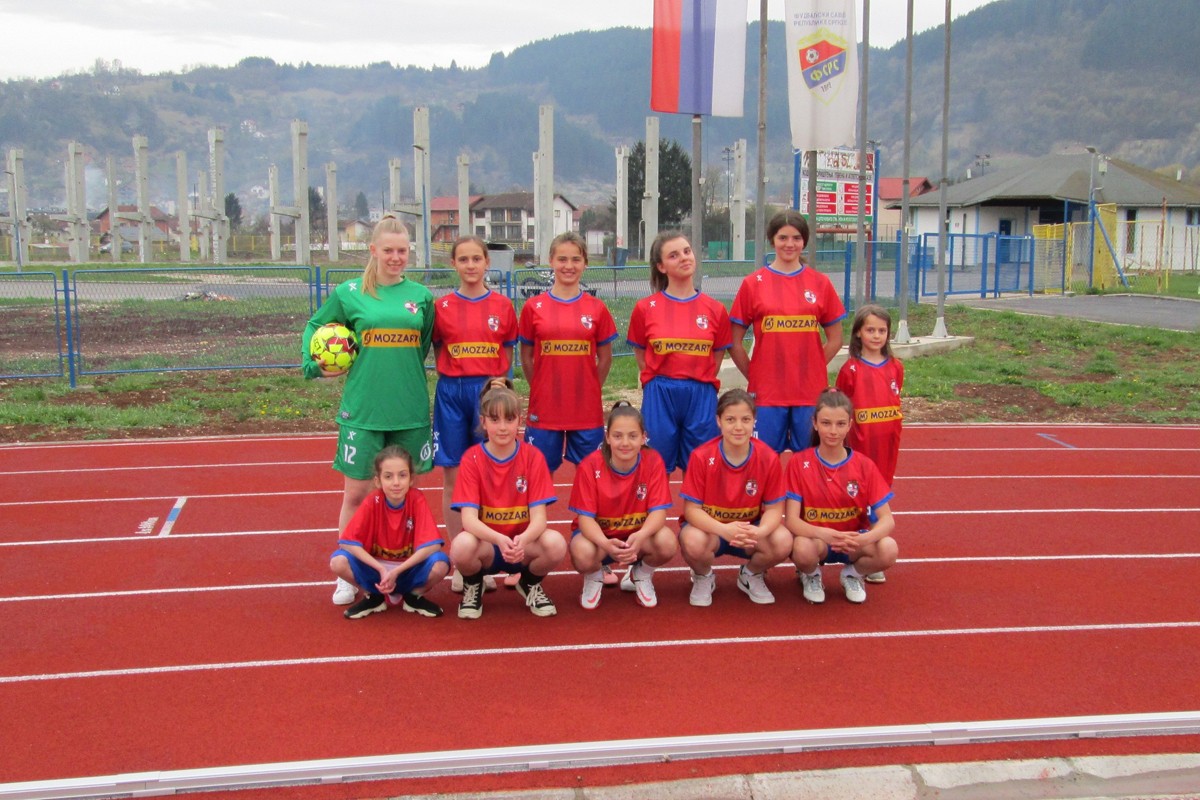 Podrška ženskom fudbalu: Mozzart donirao dresove ŽFK Mladost Rogatica
