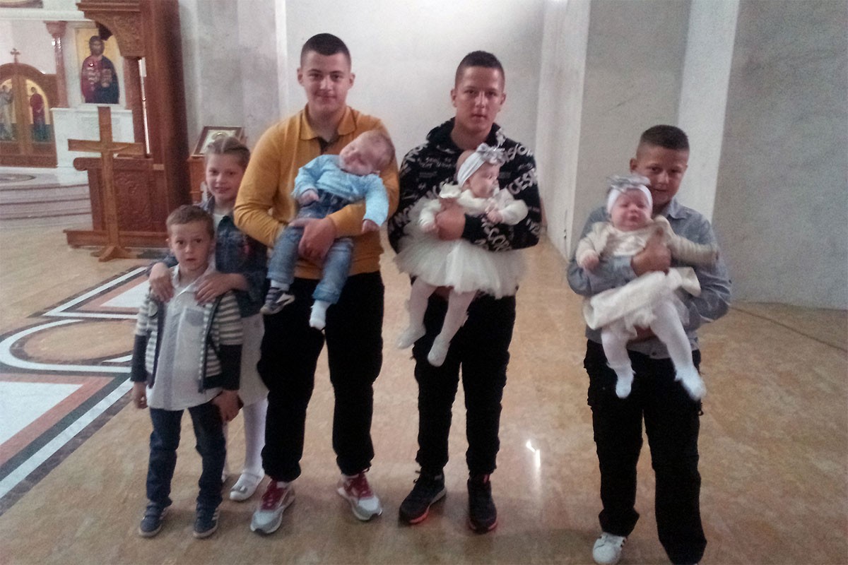 Braća sa po četvoro djece na Đurđevdan krstila najmlađe