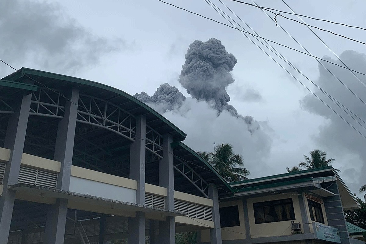 Probudio se vulkan na Filipinima, izbacuje pepeo i paru