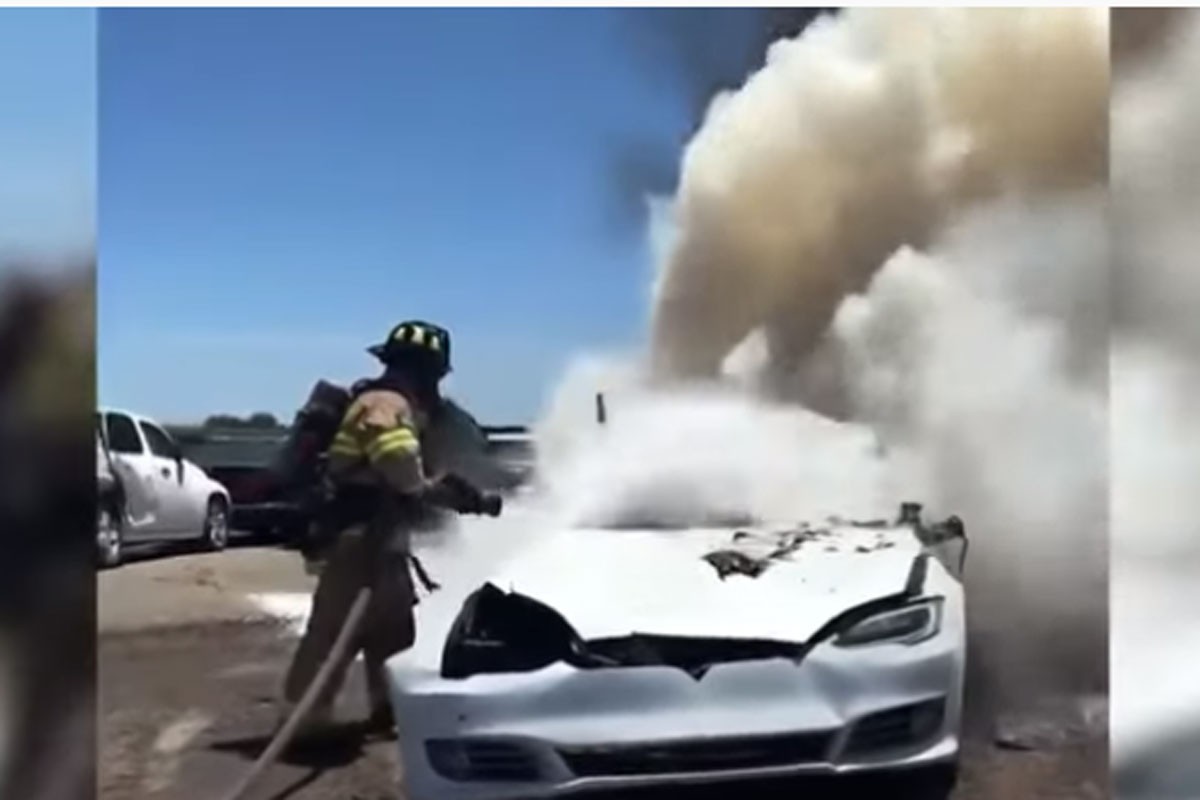Tesla se zapalio na otpadu - tri nedjelje nakon udesa