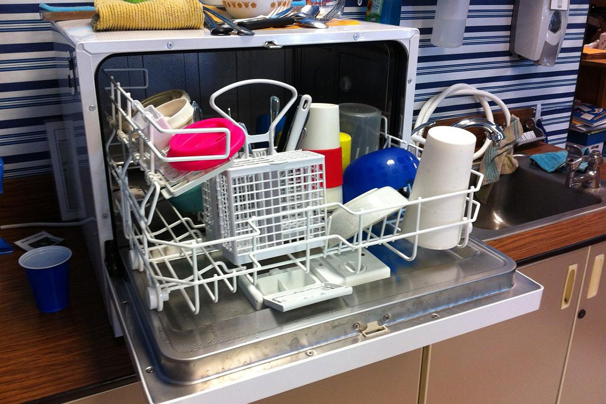 Da li treba ispirati suđe prije stavljanja u mašinu