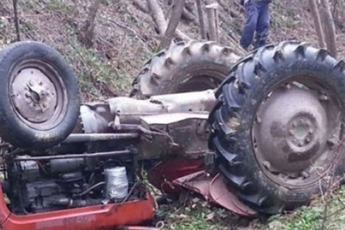 Poginuo u prevrtanju traktora