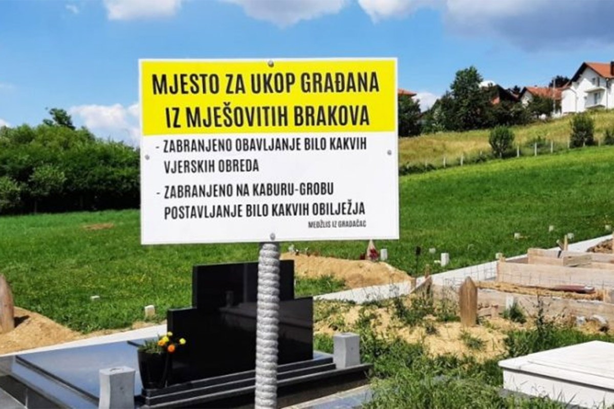 Osvanula ploča na groblju: "Mjesto za ukop građana iz mješovitih brakova"