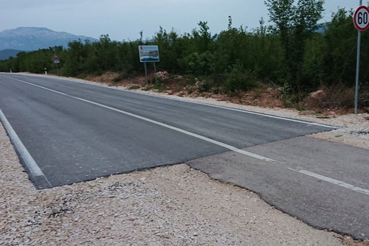 Ovo je put na prelazu iz Zadarske u Šibensko-kninsku županiju
