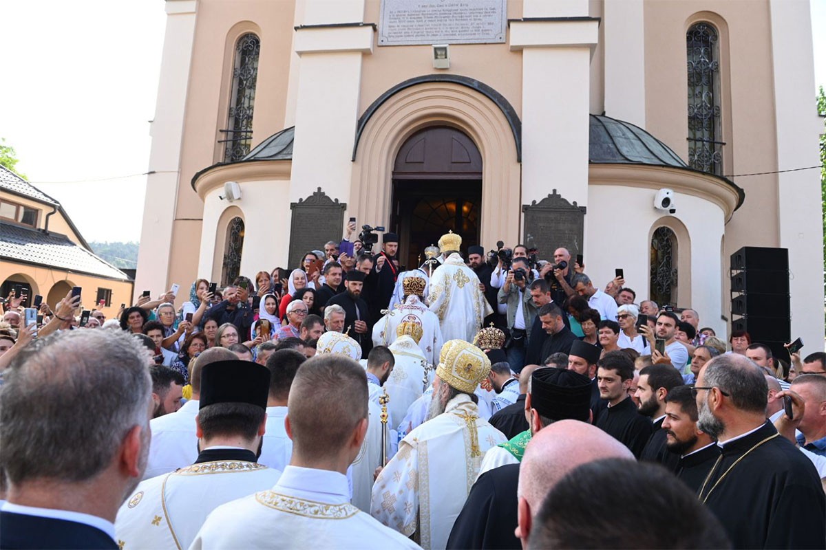 Patrijarh Porfirije predvodi liturgiju u prisustvu velikog broja vjernika u Tuzli