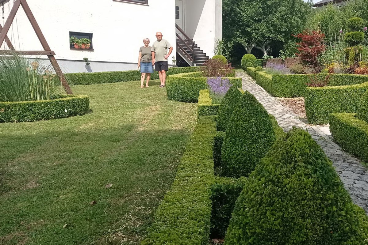 U vrtu pronalaze unutrašnji mir: Bračni par Zulić zaljubljen u šimšir