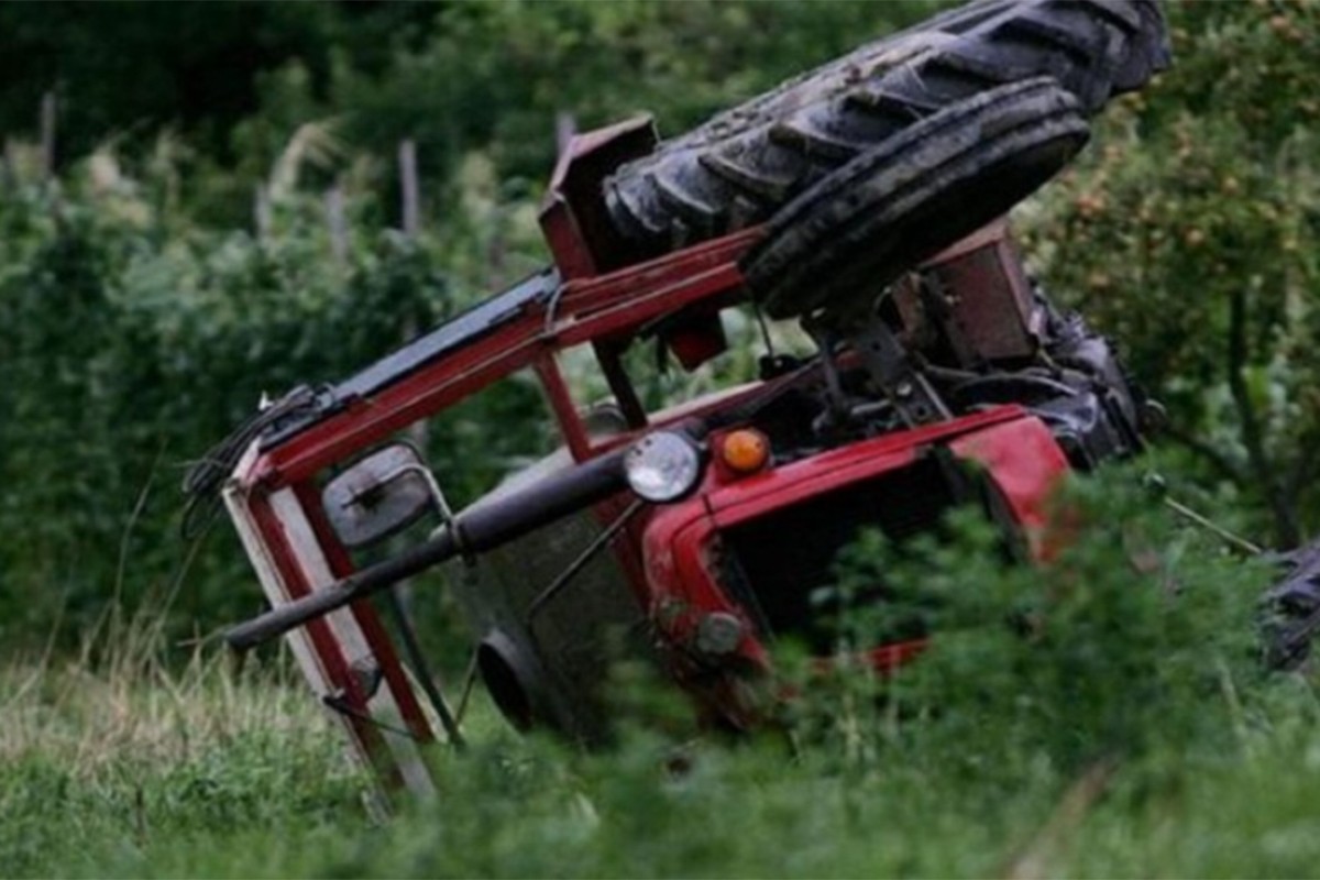 Muškarca usmrtio traktor prilikom prevoza drveta