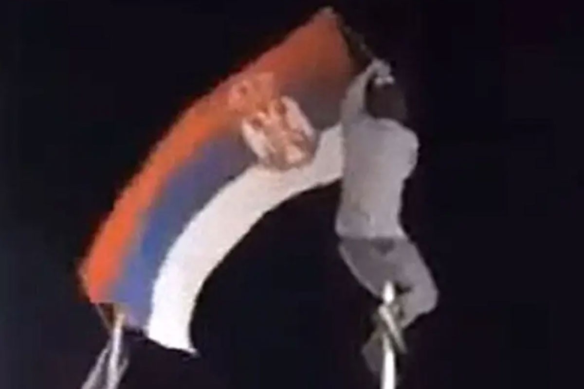 Mladić u Požegi skinuo srpsku zastavu