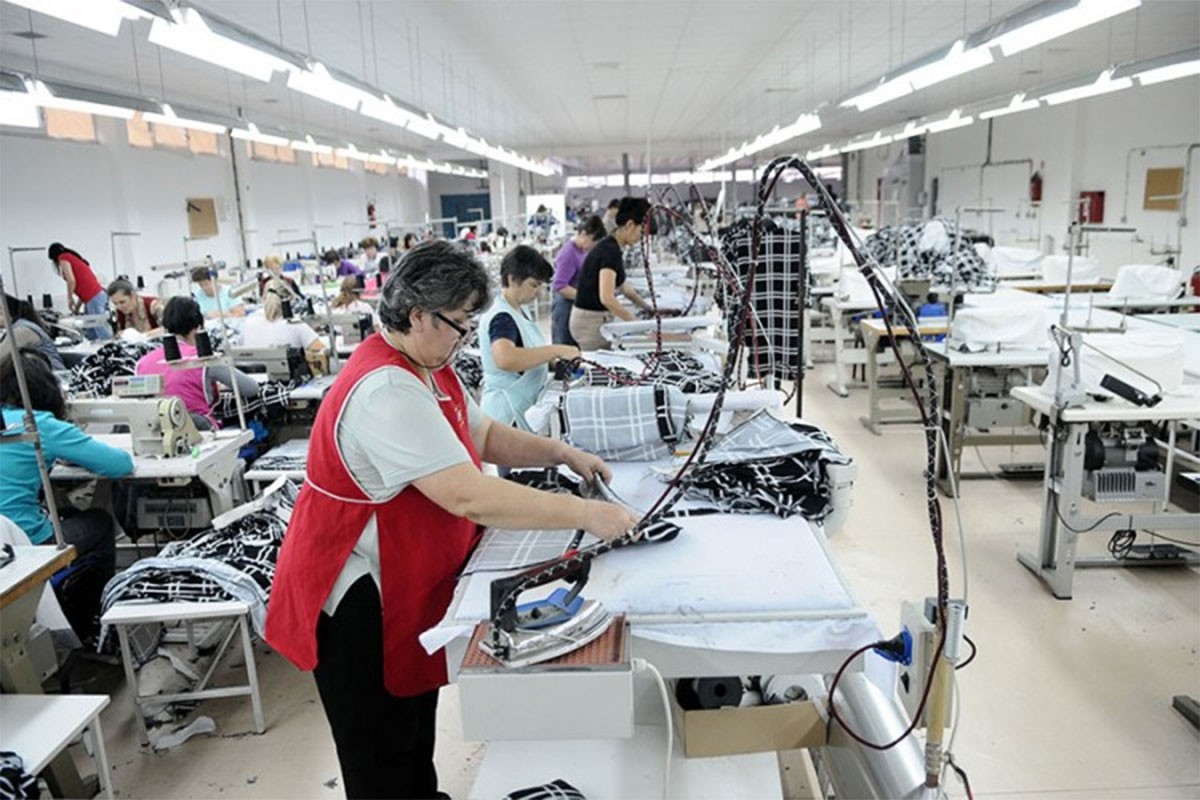 Nema ko da šije: Fabrikama tekstila odbijaju narudžbe