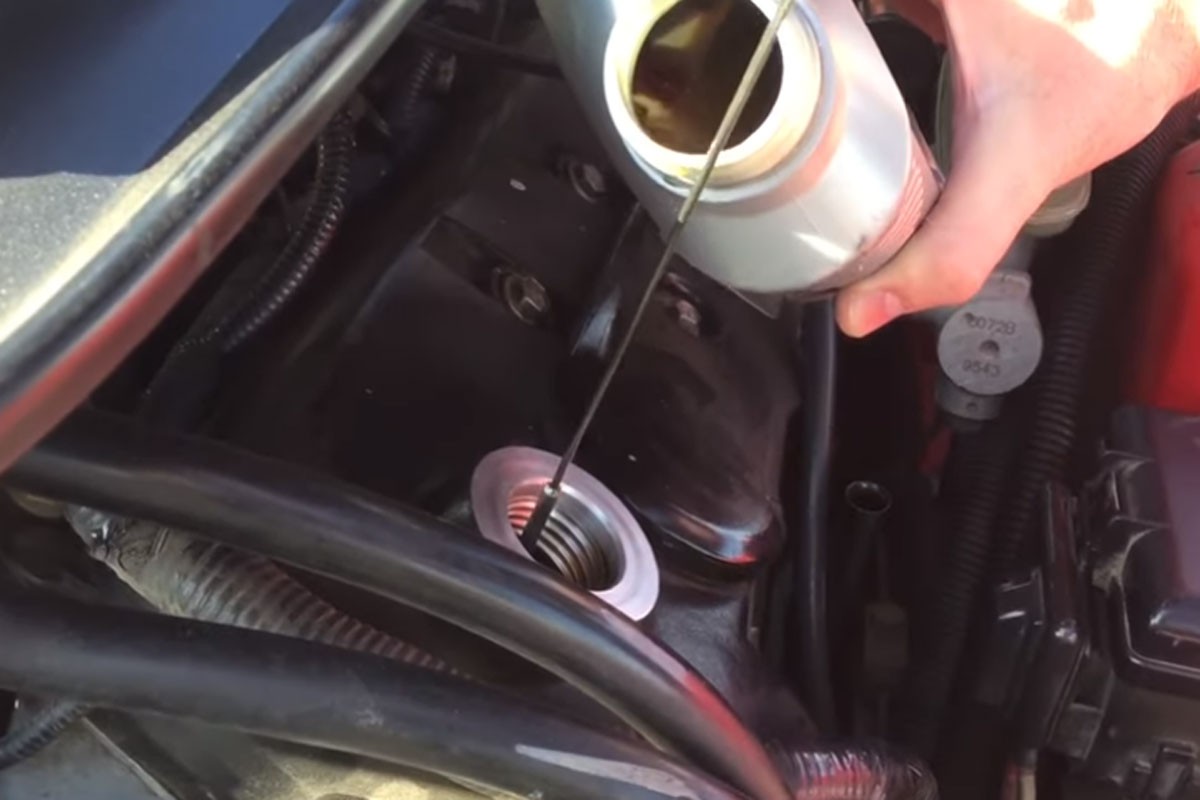 Kako doliti ulje u automobil bez prosipanja