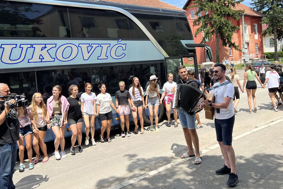 KUD Doboj proslavio prvu nagradu: Izašli iz autobusa pa zaigrali užičko kolo