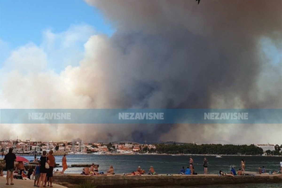 Požar na Jadranu progutao oko 20 kuća, na terenu i vojska: "Pepeo pada s neba"