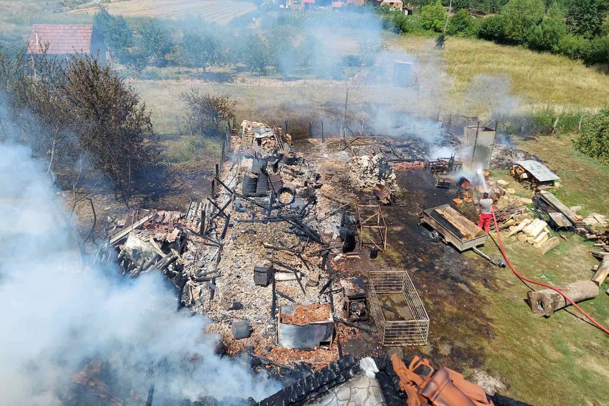 Požar na pomoćnom objektu zapalio komšijinu kuću kod Gradiške