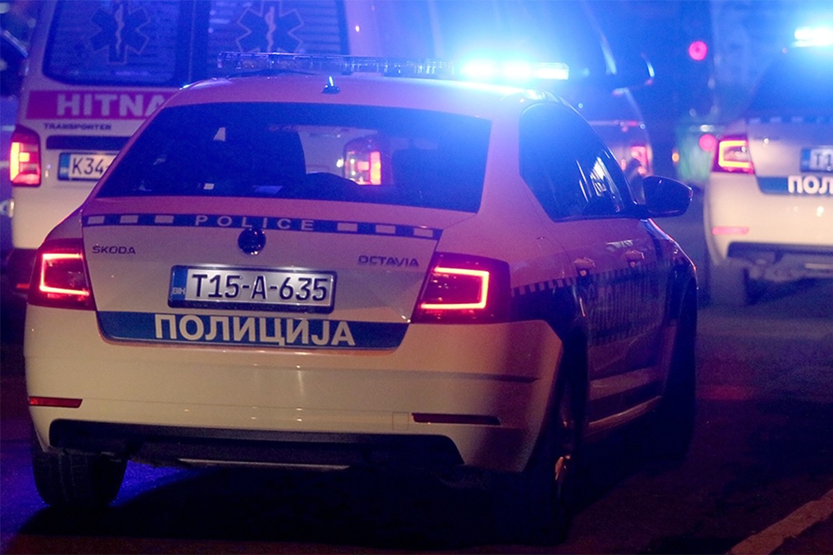 Teška nesreća kod Teslića: Vozač poginuo, suvozač teško povrijeđen