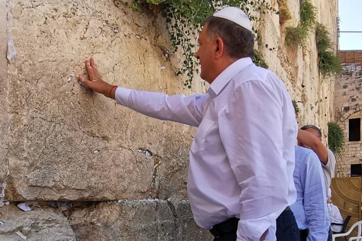 Dodik posjetio Zid Plača, otkrio šta je napisao na ceduljicu