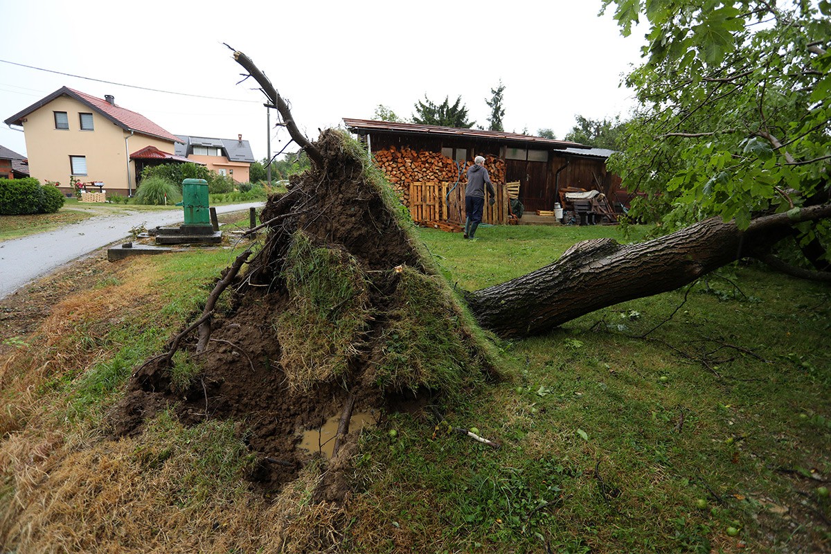 Snažno nevrijeme pogodilo Hrvatsku, oštećeno 105 objekata