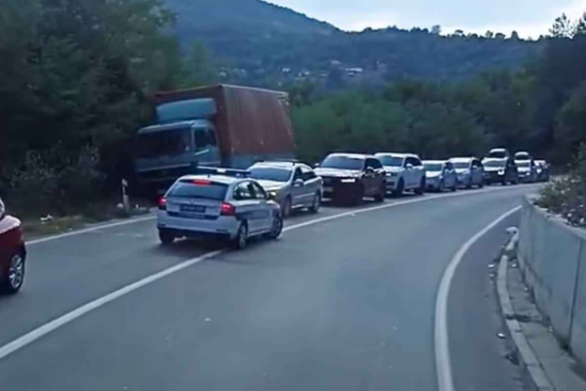 Građani blokirali Jarinje i Brnjak, saobraćaj zabranjen i preko mosta na Ibru