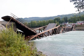 Srušio se most u Norveškoj, auto pao u vodu, kamion se zaglavio