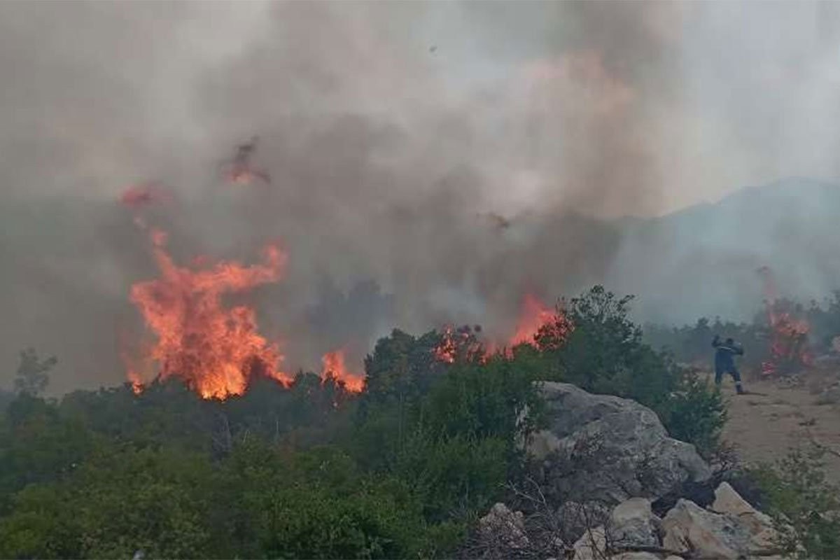 Požari u Neumu i Konjicu i dalje aktivni, potrebna pomoć iz vazduha