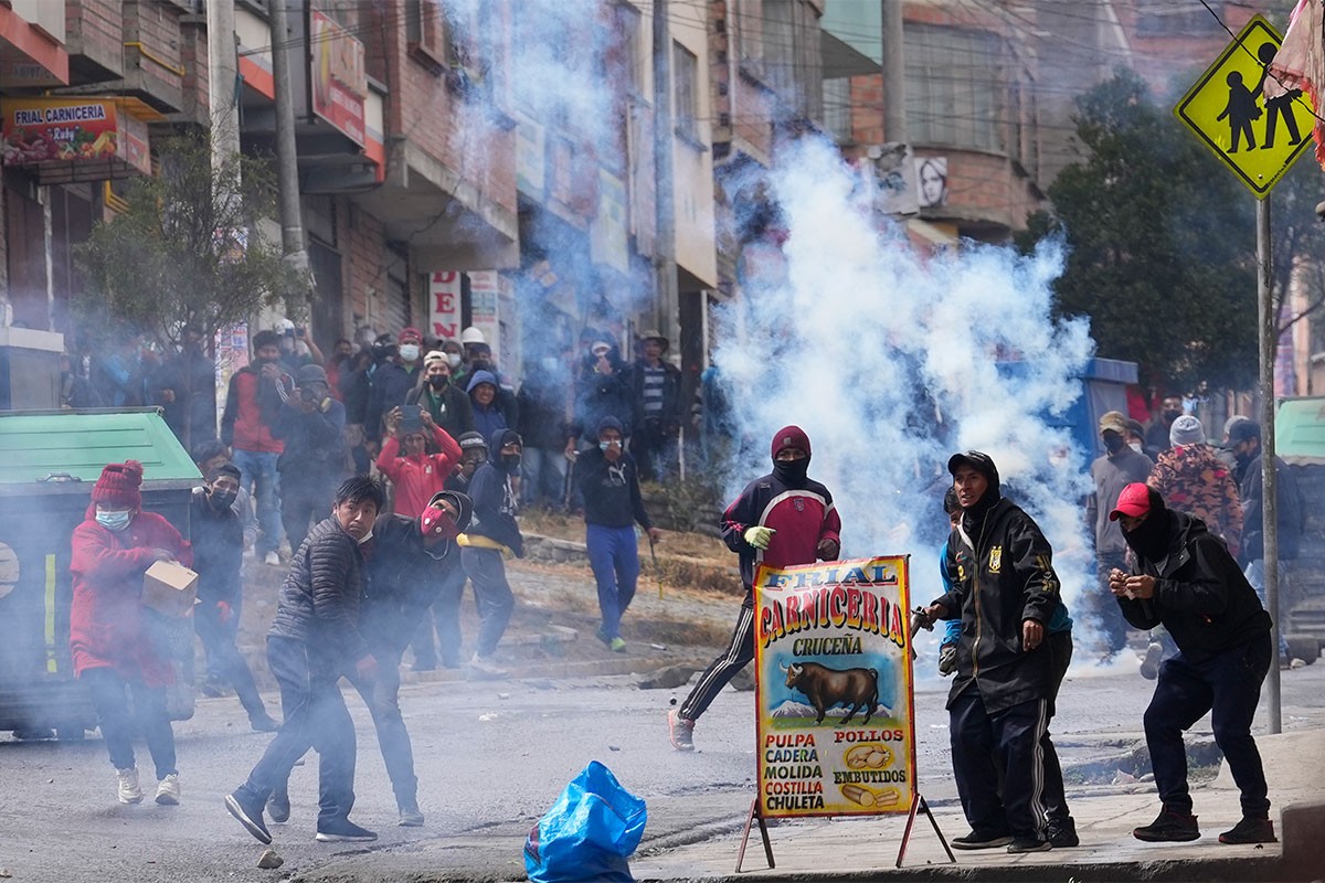 Ulični rat u Boliviji: Puca se na policajce, ranjeni leže