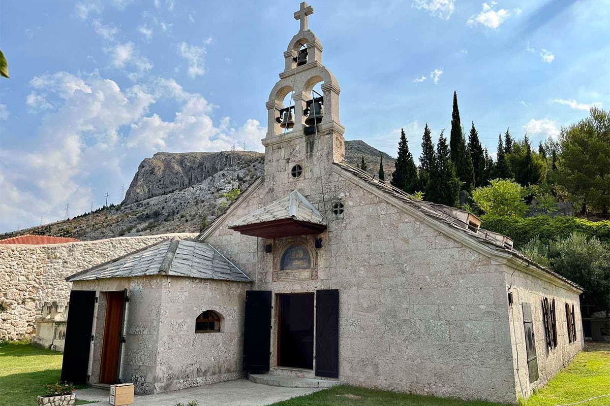 Vandalski napad na Staru crkvu u Mostaru: Skrnavili oltar i odnijeli novac