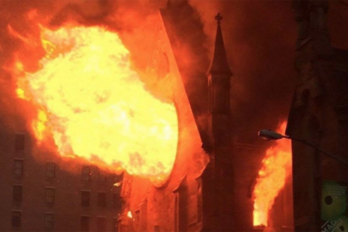 Poginulo 25 ljudi u požaru u crkvi