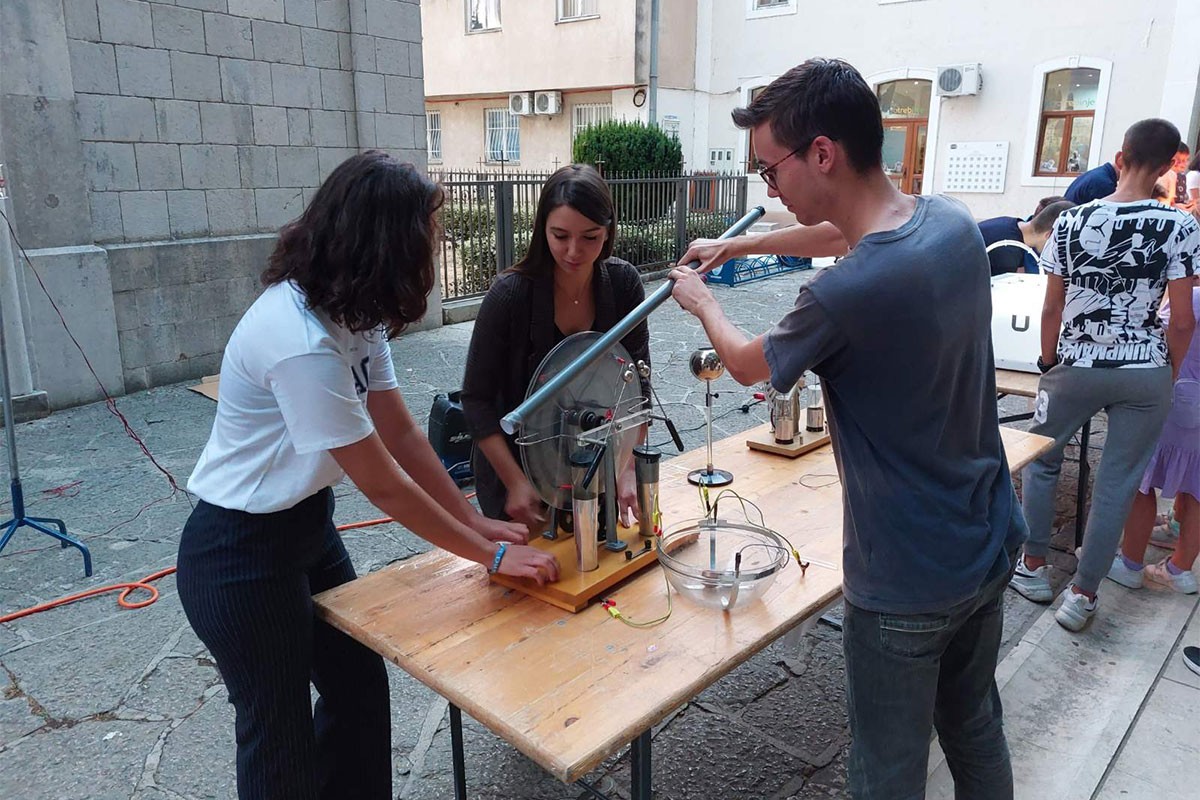 Mladi fizičari izvodili eksperimente u Dučićevoj ulici