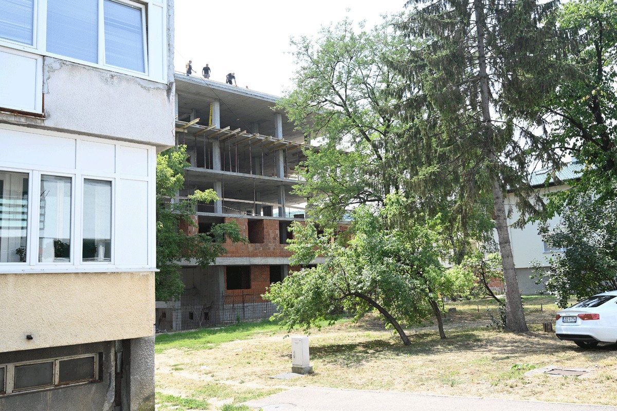 ZEV u Ulici prote Todora Srdića: Zgradu grade mimo propisa, grad ćuti