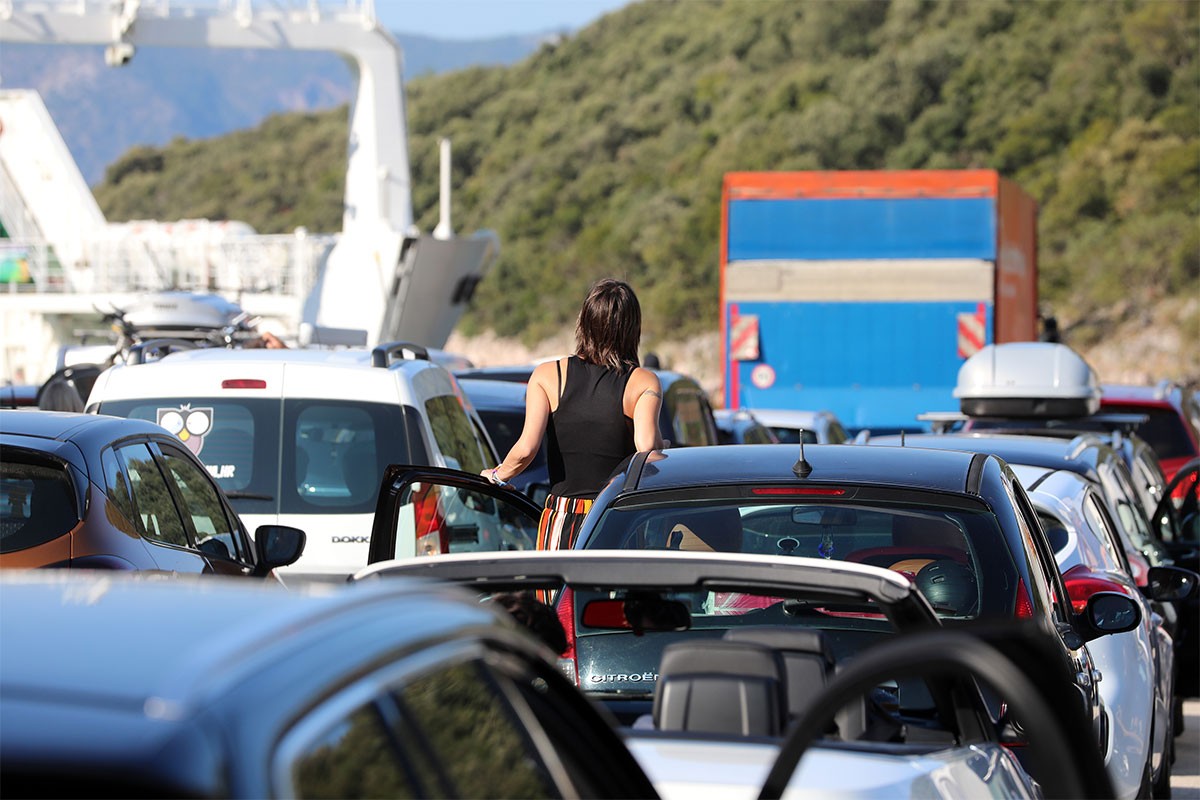Sletio autom sa trajektnog pristaništa u Jadran i poginuo